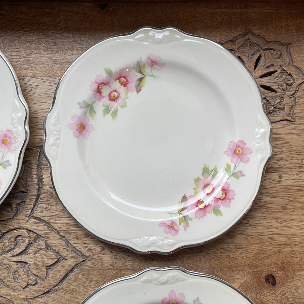 🌸Set of 6 Vintage Style Dessert Plates! Pretty delicate rose pattern 🌸 - Picture 6 of 16
